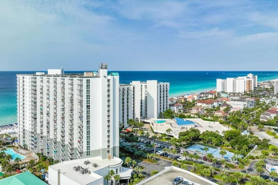 Gulf-front condo with balcony beach access pool & hot tub House in Destin