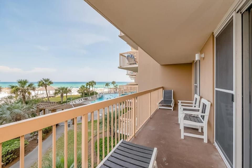 3rd-floor Gulf-view condo at beachfront resort with pools hot tub & two gyms House in Destin