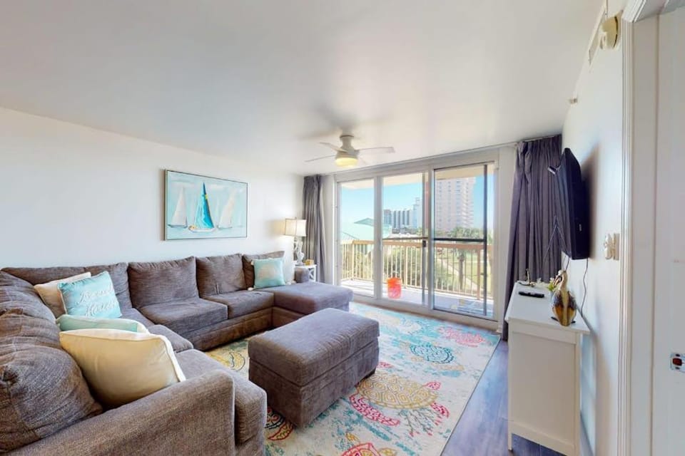3rd-floor Gulf-view condo at beachfront resort with pools hot tub & two gyms House in Destin