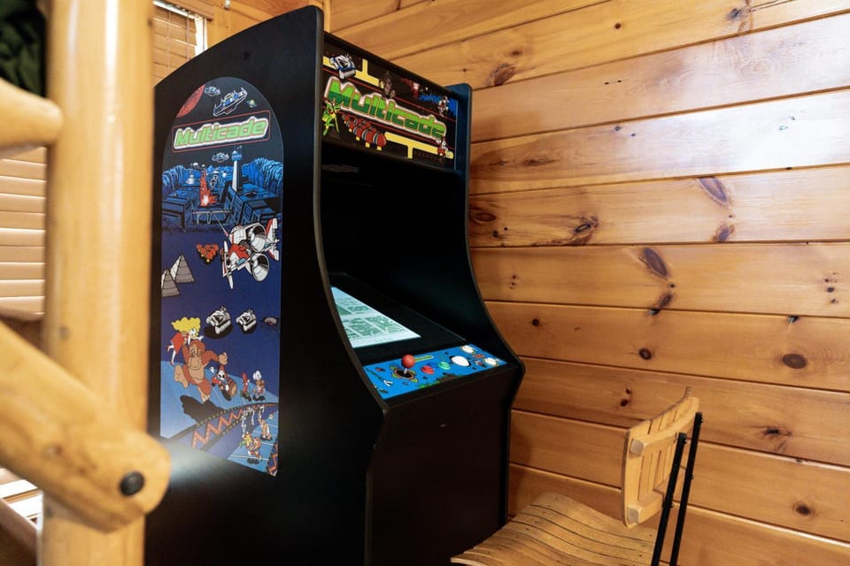 Gorgeous for 12!, Free Tickets , Fire pit, Arcade, Pool Table, Rocky Top Sports House in Gatlinburg