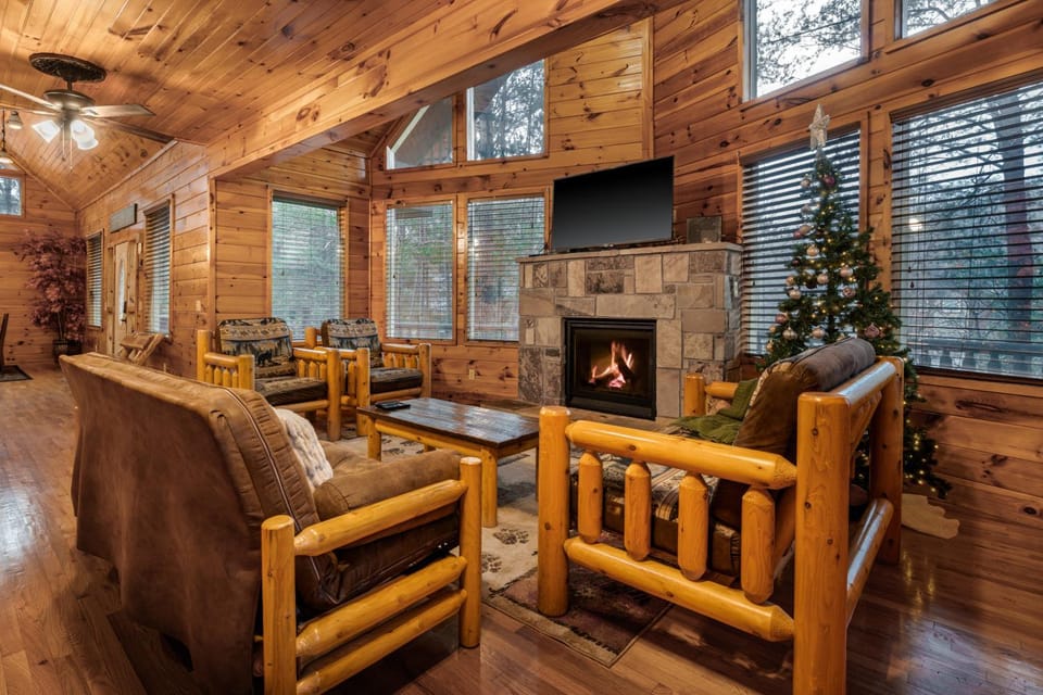 Gorgeous for 12!, Free Tickets , Fire pit, Arcade, Pool Table, Rocky Top Sports House in Gatlinburg