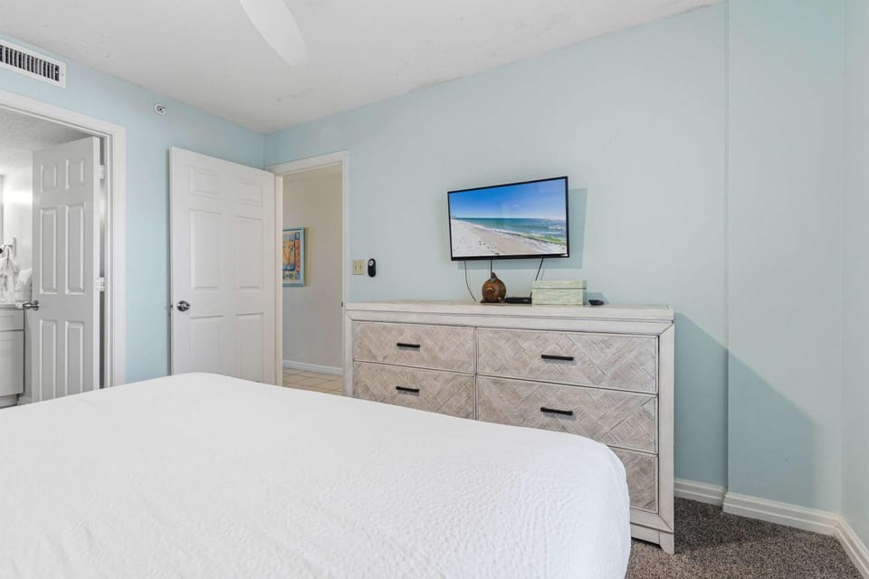 Beachfront condo with gorgeous Gulf view balcony pools & hot tub House in Destin
