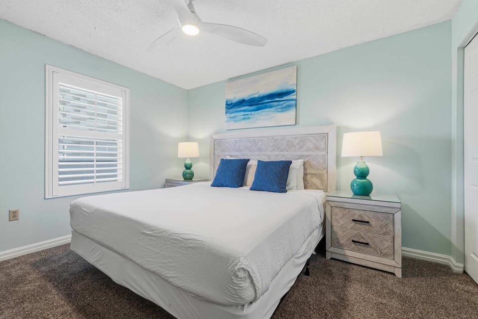 Beachfront condo with gorgeous Gulf view balcony pools & hot tub House in Destin