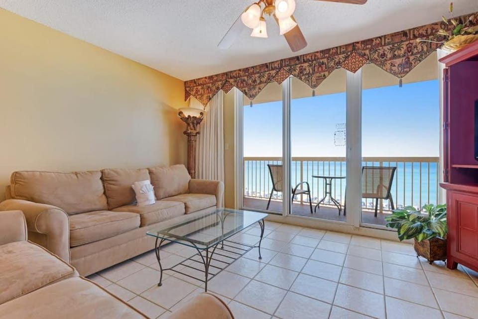 Ocean-view condo with central AC pool & hot tub access & balcony House in Destin