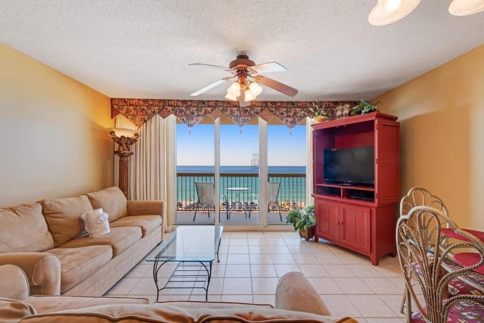 Ocean-view condo with central AC pool & hot tub access & balcony House in Destin