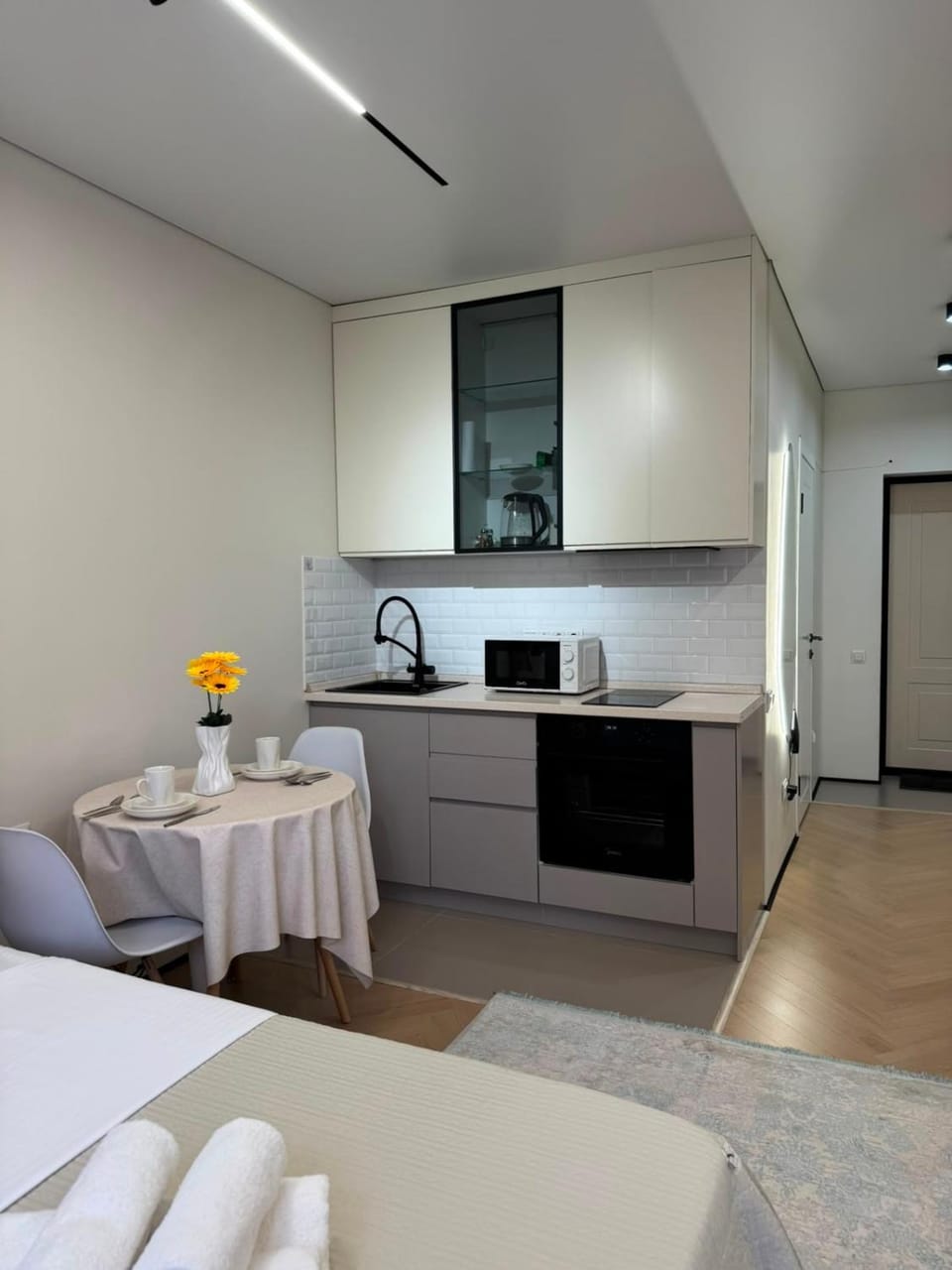 Coffee/tea facilities, microwave, oven, stove