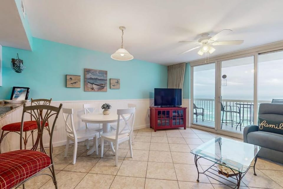 Gulf-front 10th-floor condo with stunning Gulf views pools & hot tubs House in Destin