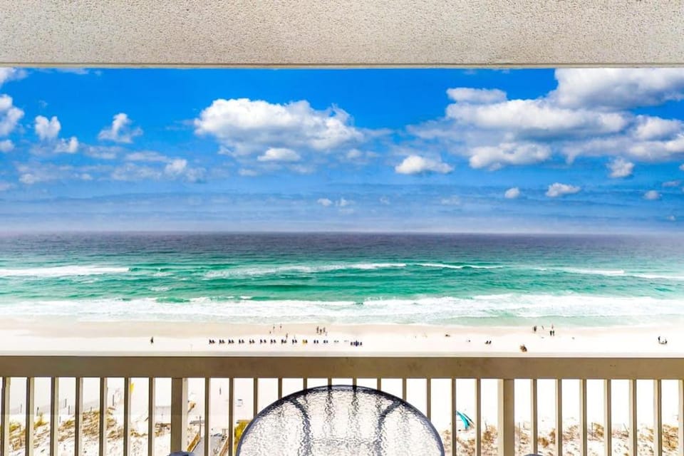 Gulf-front 10th-floor condo with stunning Gulf views pools & hot tubs House in Destin