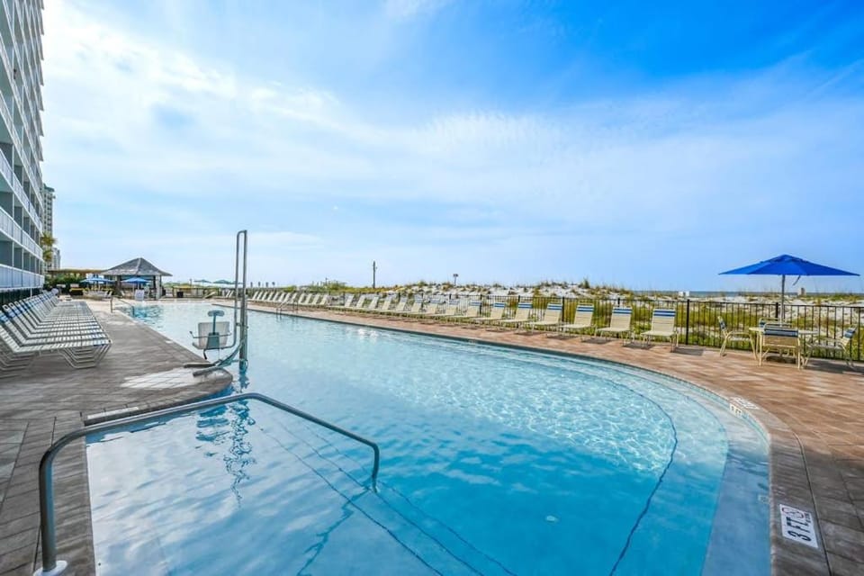 Gulf-front 10th-floor condo with stunning Gulf views pools & hot tubs House in Destin