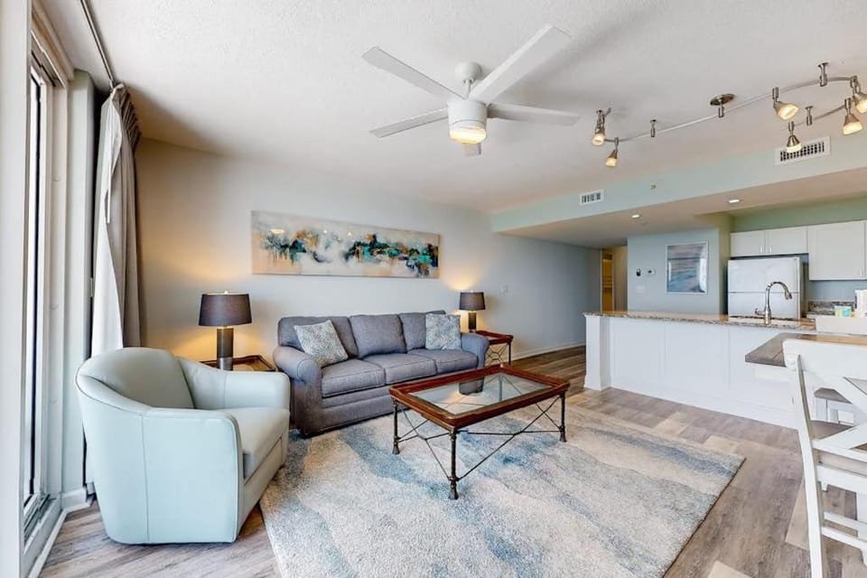 Beachfront Condo Sleeps 6 - Bunks & Gulf View House in Destin