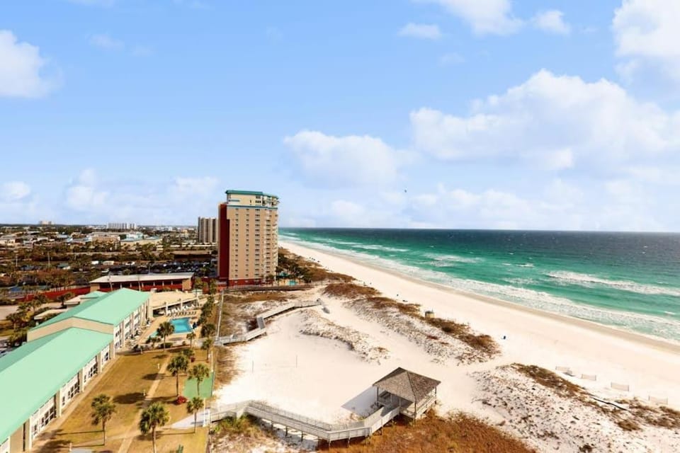 Beachfront with a heated pool & a spa House in Destin