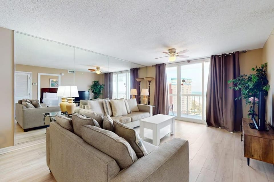 Beachfront with a heated pool & a spa House in Destin