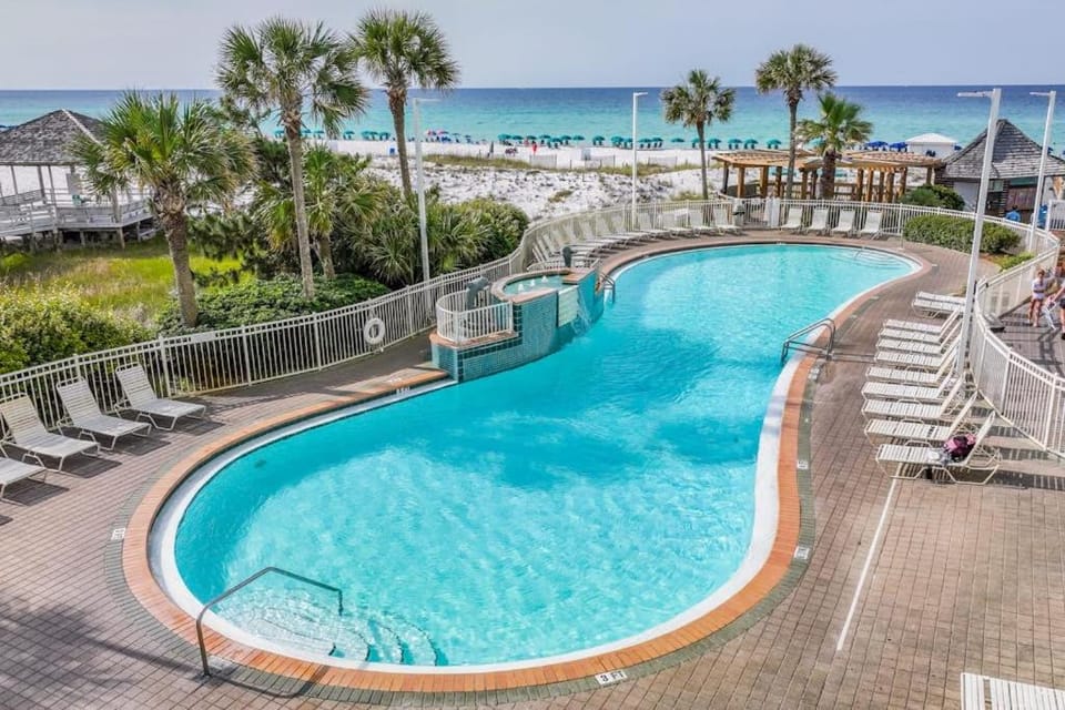 Beachfront with a heated pool & a spa House in Destin