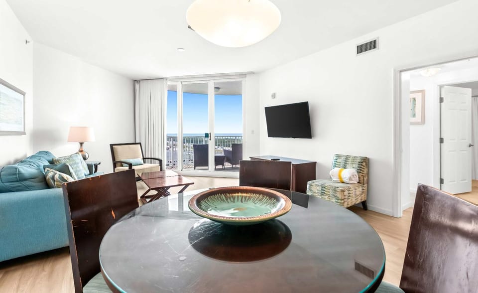 Cozy coastal condo with shared pool w lazy river and beach access House in Destin
