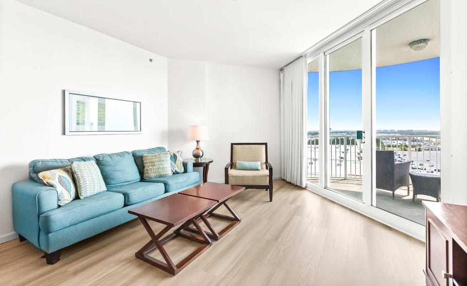 Cozy coastal condo with shared pool w lazy river and beach access House in Destin