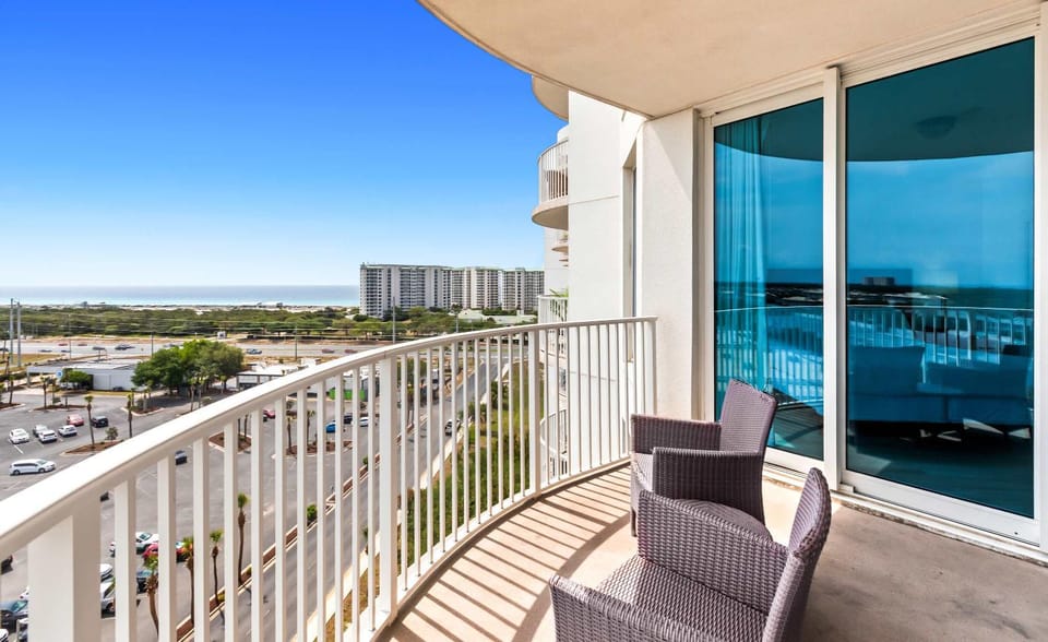 Cozy coastal condo with shared pool w lazy river and beach access House in Destin