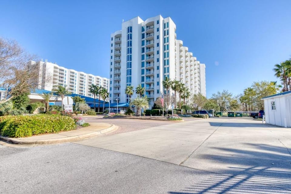 Spacious Condo w Free WiFi Shared Hot Tub Pool Tennis and Central AC House in Destin