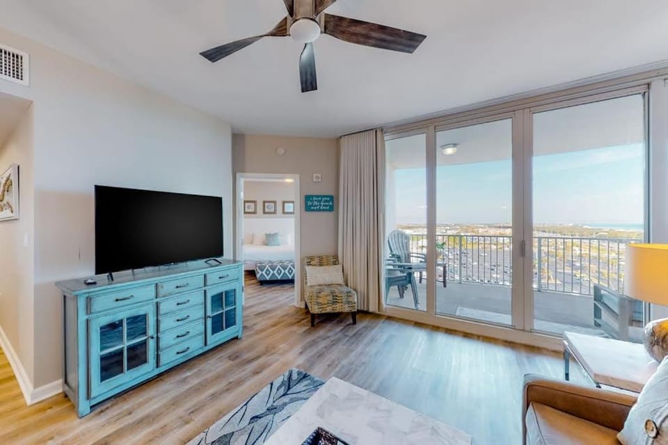 Spacious Condo w Free WiFi Shared Hot Tub Pool Tennis and Central AC House in Destin