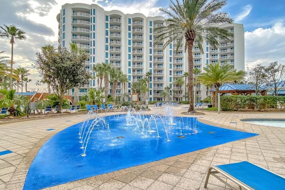 2nd Floor Beautiful coastal Condo Resort amenities Close to entertainment House in Destin