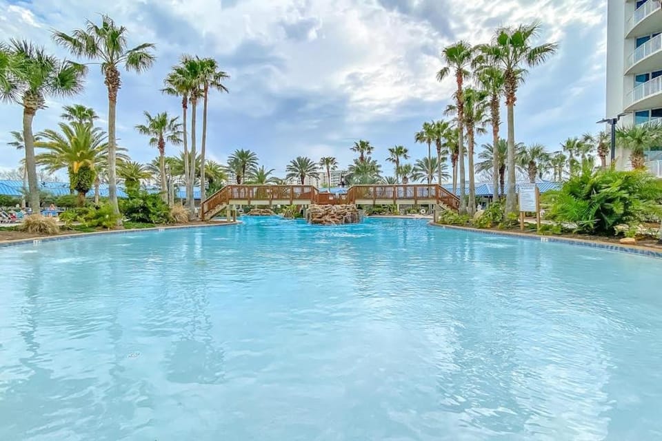 2nd Floor Beautiful coastal Condo Resort amenities Close to entertainment House in Destin
