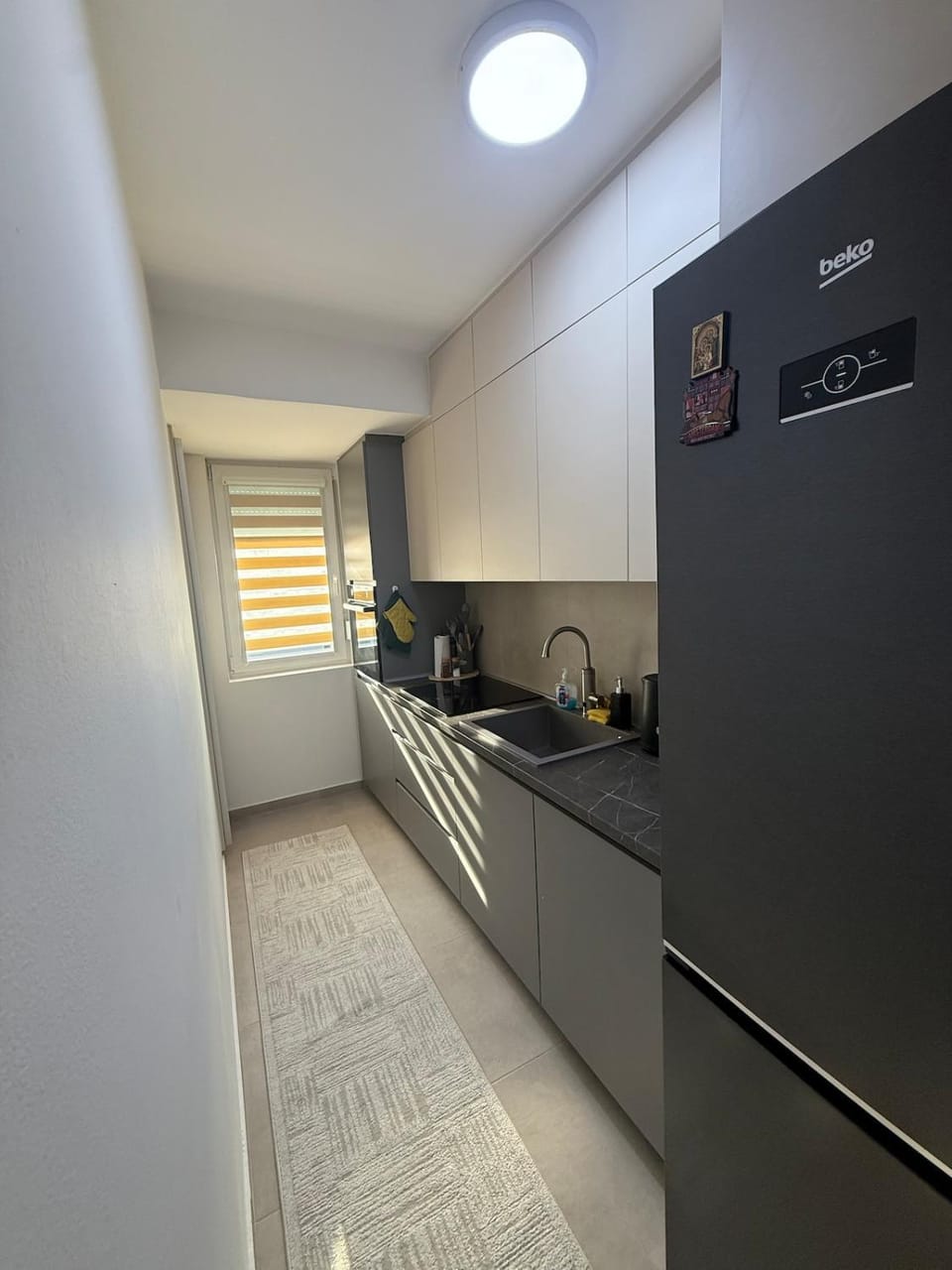 Kitchen or kitchenette, minibar