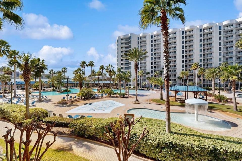 Coastal condo shared pools Onsite eateries Spa Wifi House in Destin