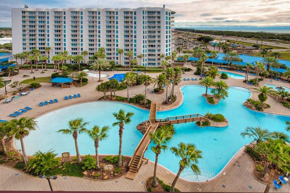 Coastal condo shared pools Onsite eateries Spa Wifi House in Destin