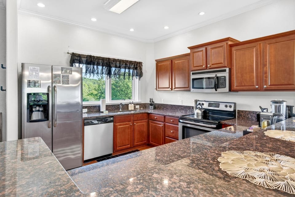 22 Condo with Infrared Sauna, Resort Pool Access, Gorgeous views, Black Bears House in Gatlinburg
