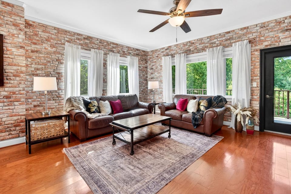 22 Condo with Infrared Sauna, Resort Pool Access, Gorgeous views, Black Bears House in Gatlinburg