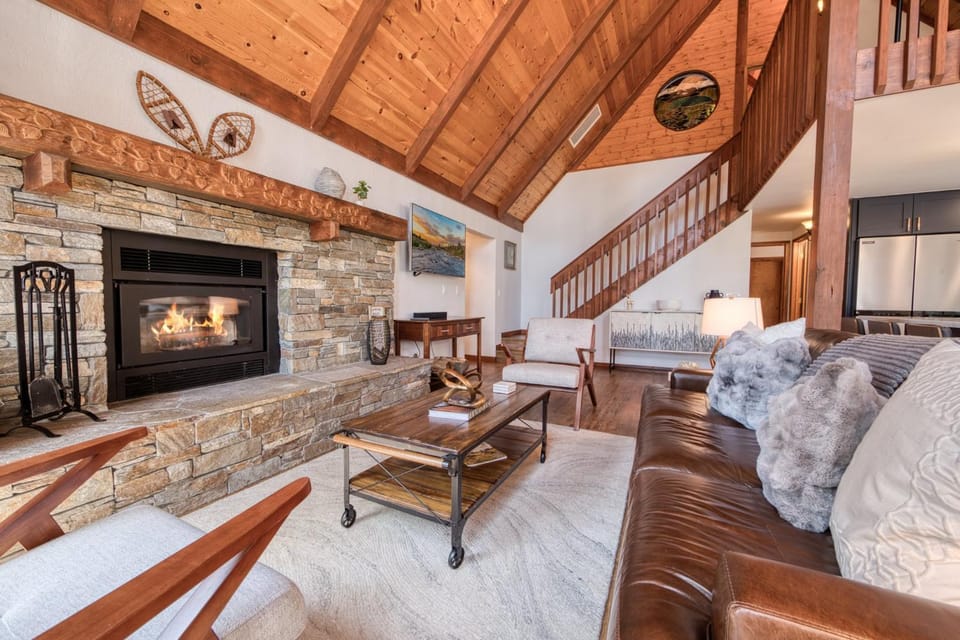 Hillcrest at Tahoe Donner by Tahoe Getaways - 3BR Pet-Friendly w Pool Table & Ping Pong House in Truckee