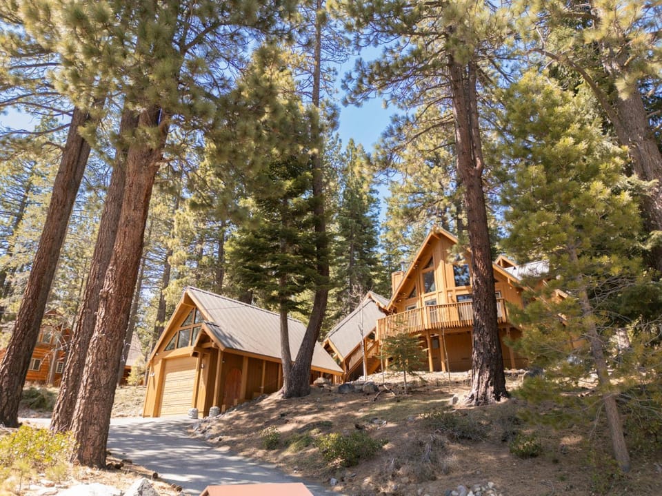 Hillcrest at Tahoe Donner by Tahoe Getaways - 3BR Pet-Friendly w Pool Table & Ping Pong House in Truckee