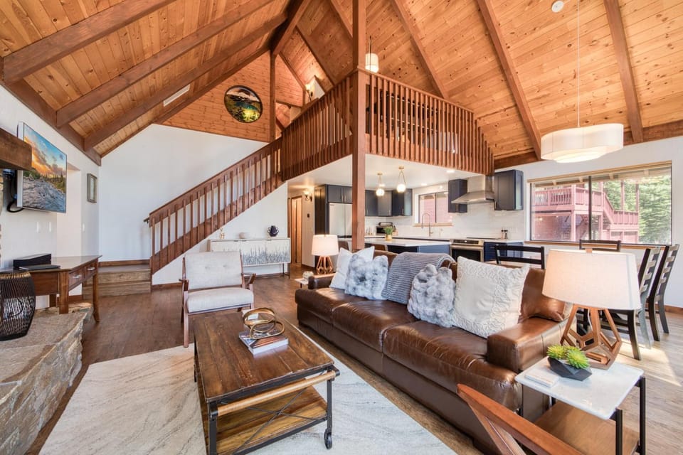 Hillcrest at Tahoe Donner by Tahoe Getaways - 3BR Pet-Friendly w Pool Table & Ping Pong House in Truckee