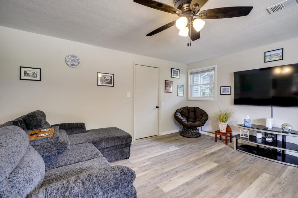 Half-Mi to Independence Square! Home w/ Ramp Entry House in Independence