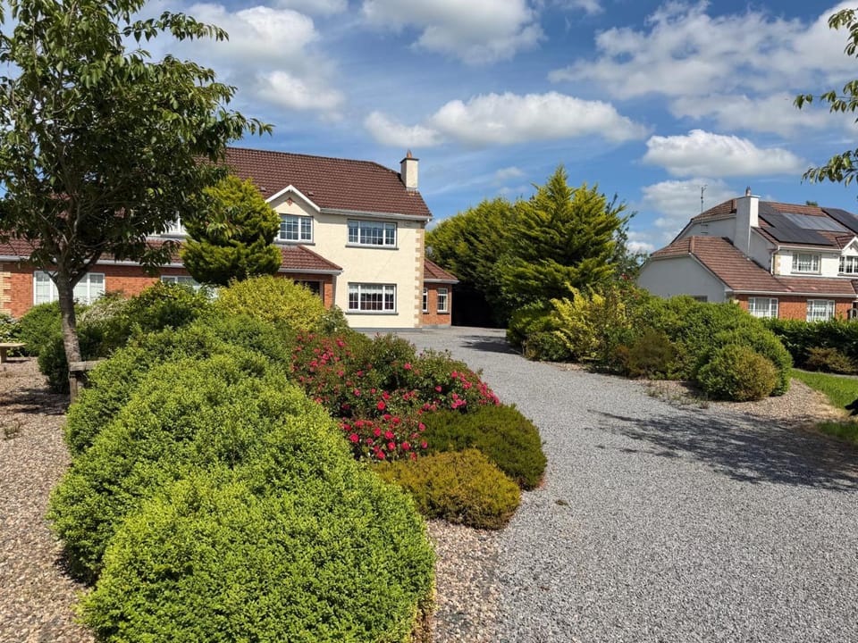 Property building, Spring, Day, Neighbourhood, Garden, Garden view, Street view
