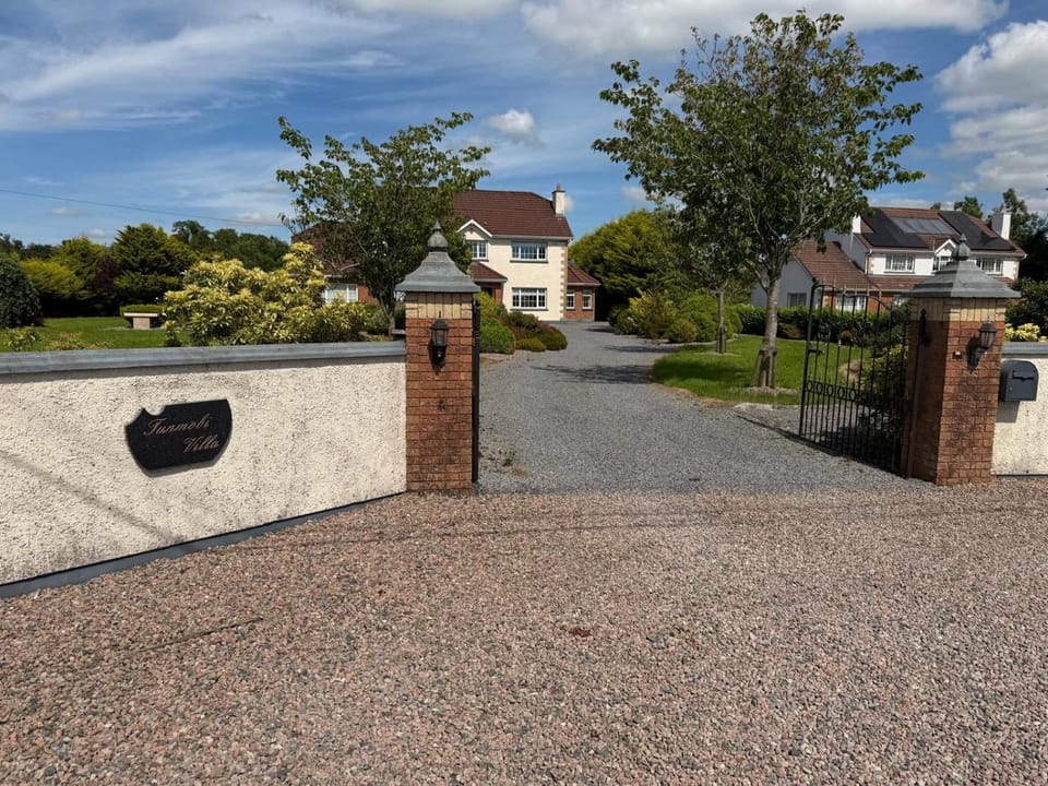 Property building, Day, Neighbourhood, Street view