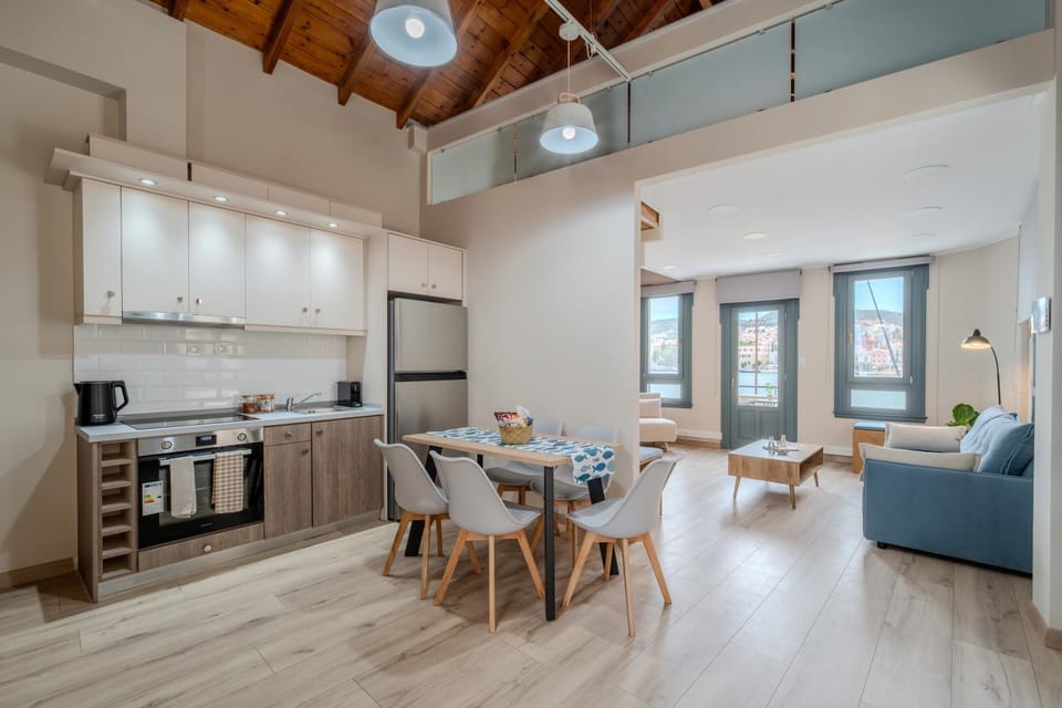 Kitchen or kitchenette, Living room, Seating area, Dining area, minibar, oven, stove