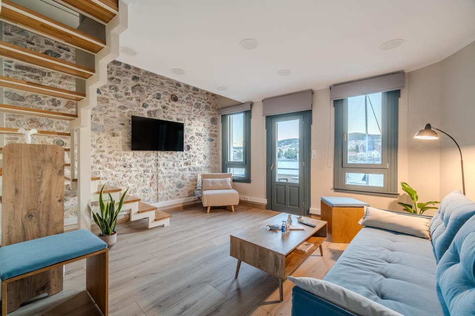 Communal lounge/ TV room, TV and multimedia, Living room, Seating area, Evening entertainment