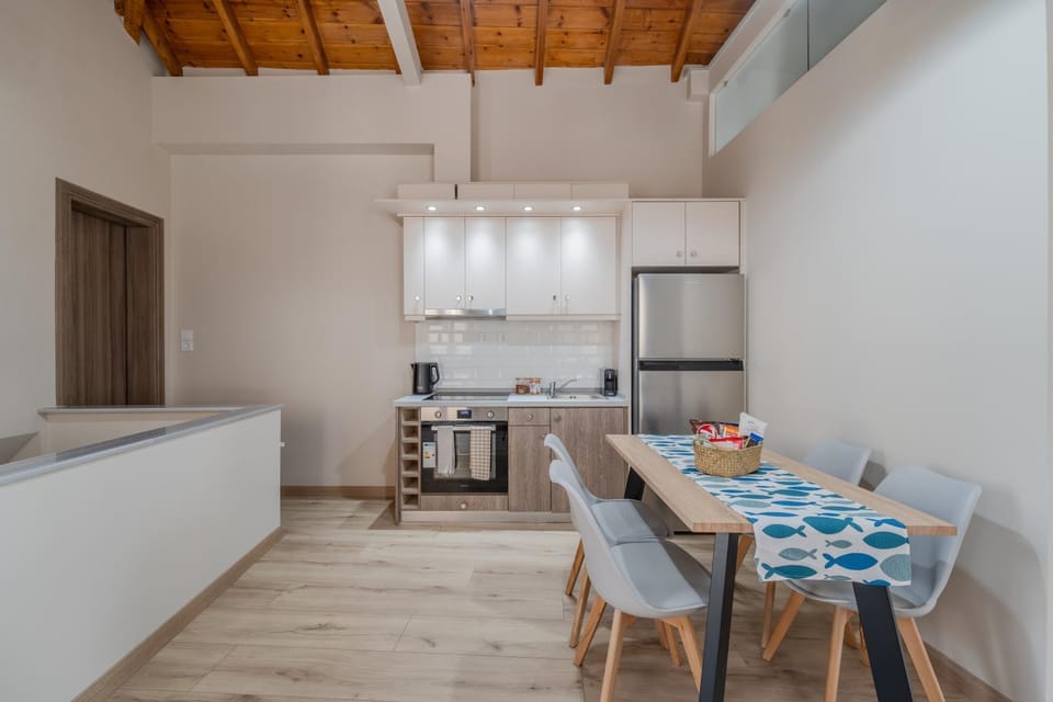 Kitchen or kitchenette, Dining area, oven, stove