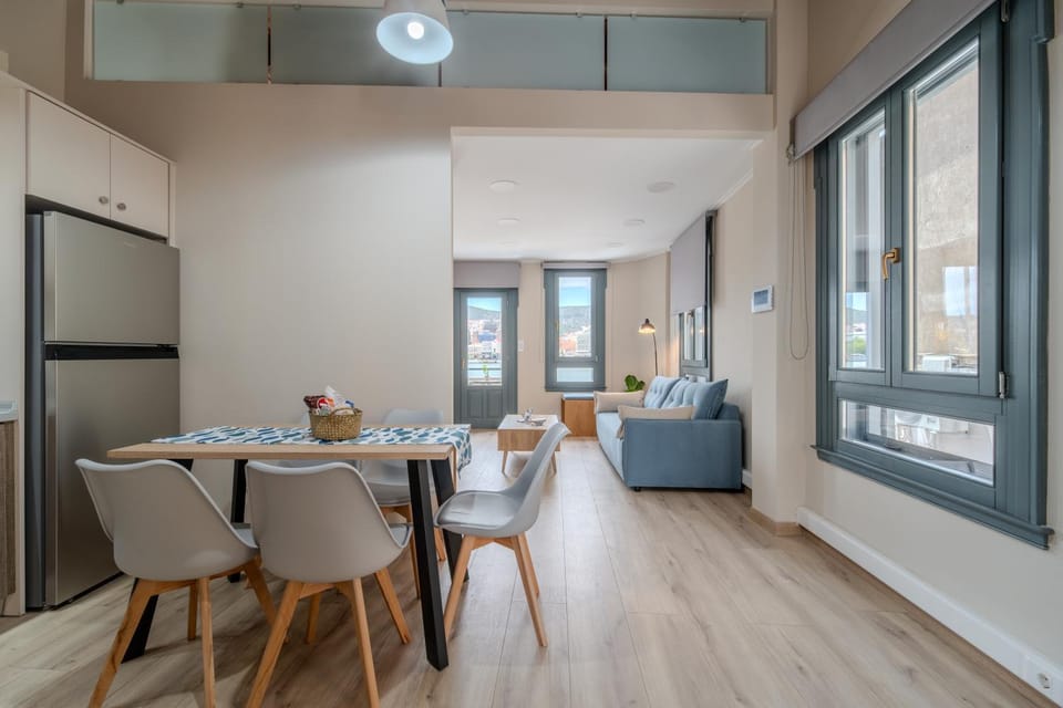 Kitchen or kitchenette, Living room, Seating area, Dining area