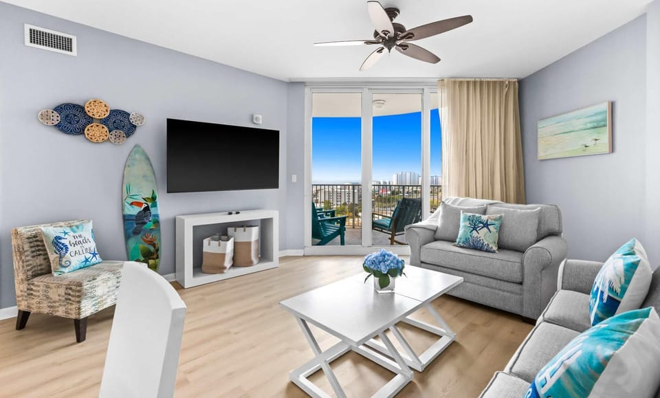 Gorgeous coastal condo with shared pool and private balcony House in Destin