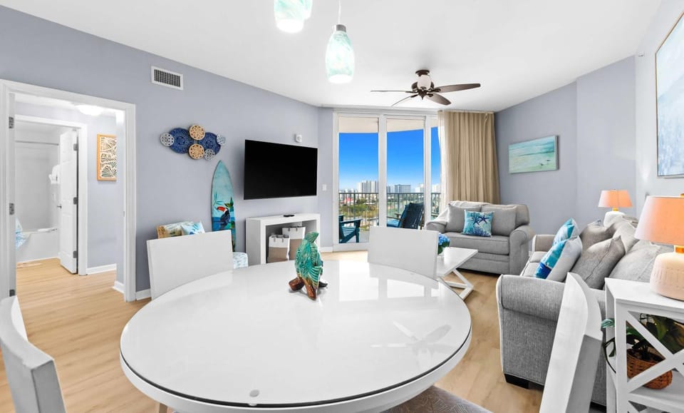Gorgeous coastal condo with shared pool and private balcony House in Destin