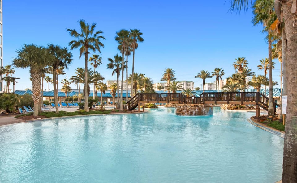 Gorgeous coastal condo with shared pool and private balcony House in Destin