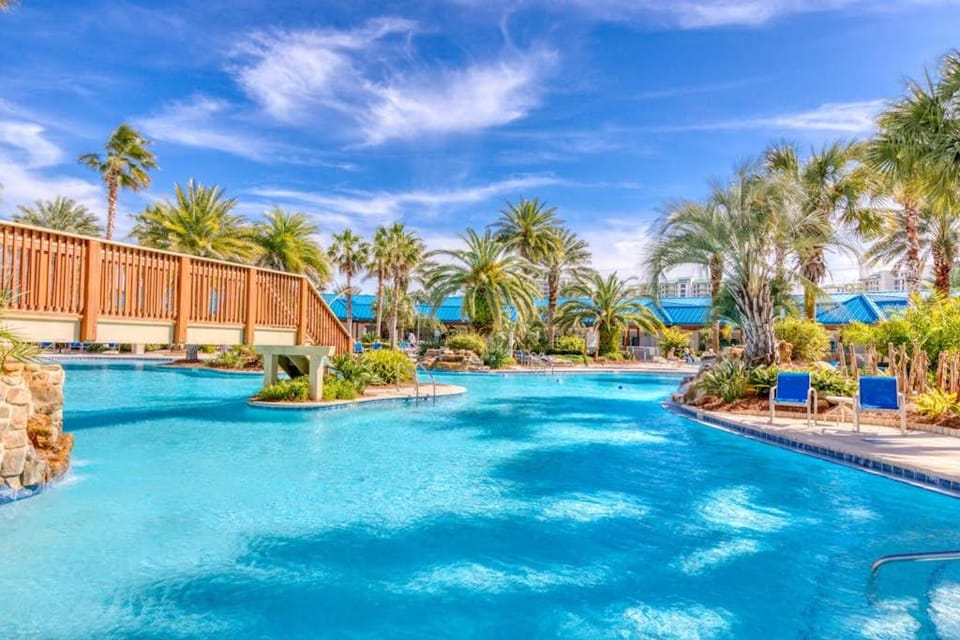 Seventh floor inviting open condo w shared pool & hot tub near everything House in Destin