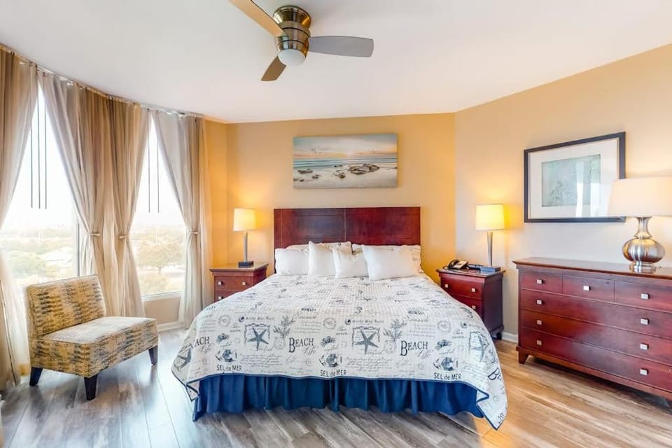 Seventh floor inviting open condo w shared pool & hot tub near everything House in Destin