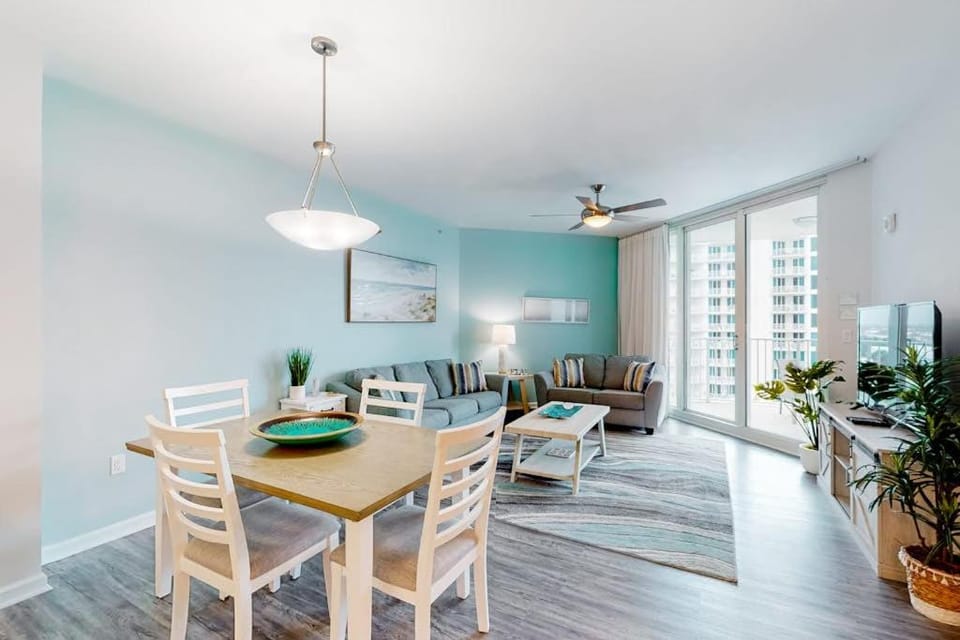 Beachy resort condo with balcony outdoor pools hot tub gym tennis AC & W&D House in Destin