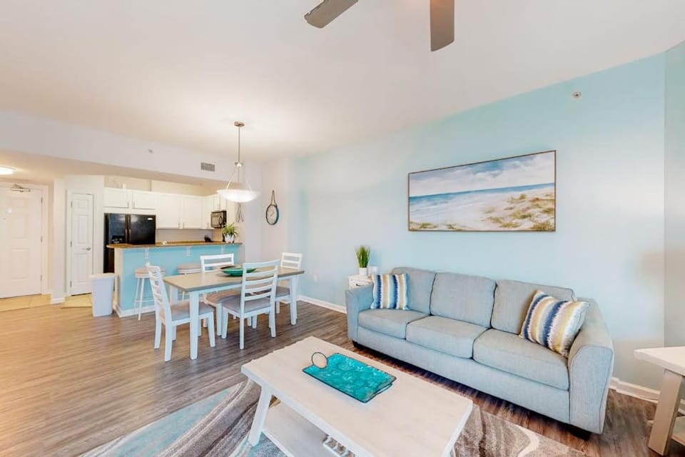 Beachy resort condo with balcony outdoor pools hot tub gym tennis AC & W&D House in Destin