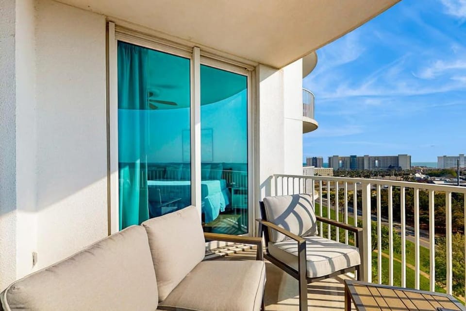 Charming open unit w resort amenities including pool & hot tub close to gulf House in Destin