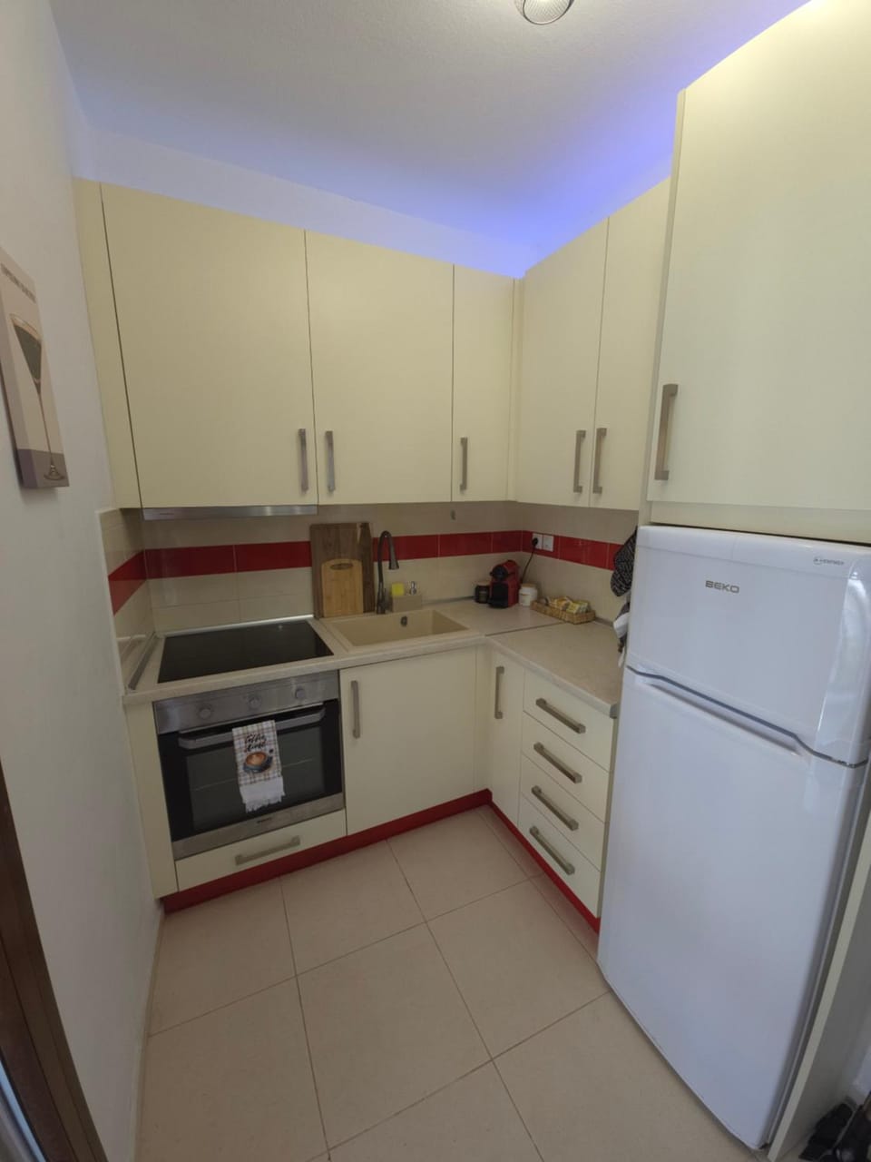 Coffee/tea facilities, oven, stove, kitchen