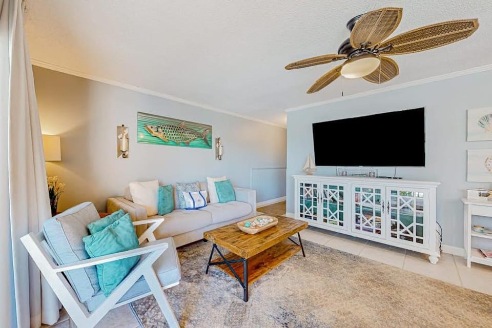 2nd-floor condo with beach access pool tennis courts & on-site laundry House in Destin