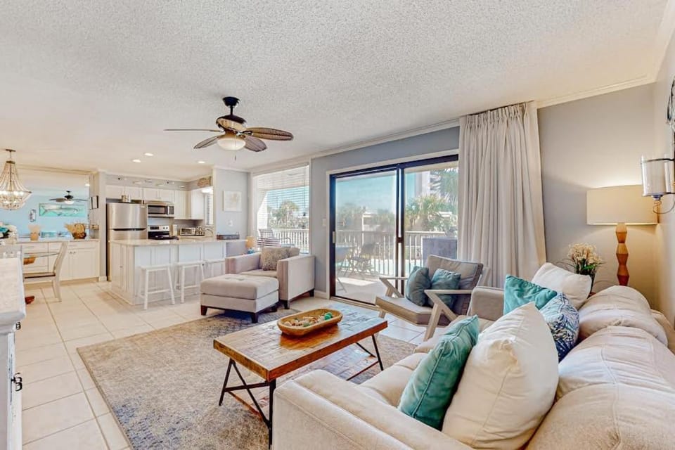 2nd-floor condo with beach access pool tennis courts & on-site laundry House in Destin